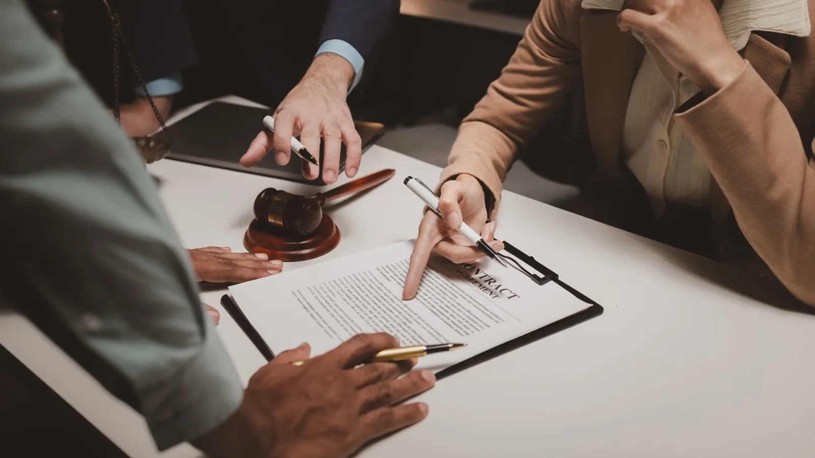 A group of lawyers is discussing contract documents that must be presented to a client, Lawyers brai