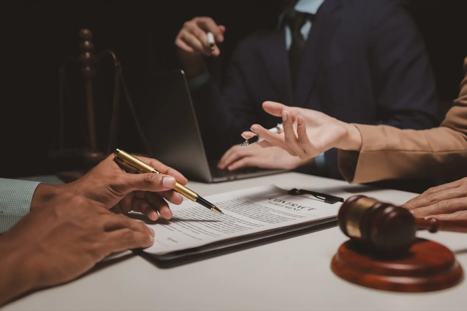 A group of lawyers is discussing contract documents that must be presented to a client, Lawyers brai
