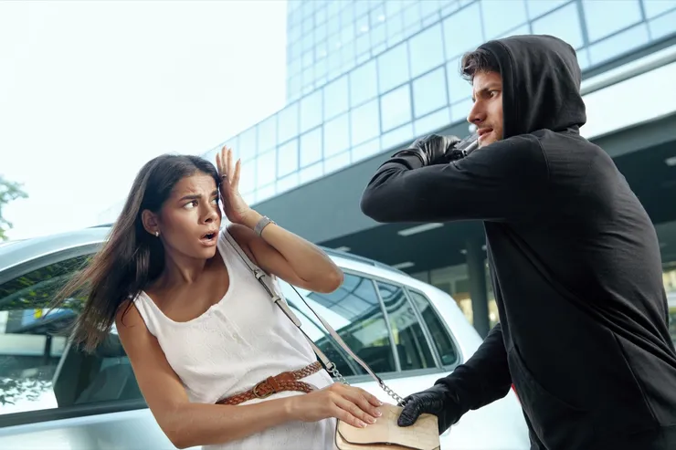 Robber want to steal handbag of frightened girl