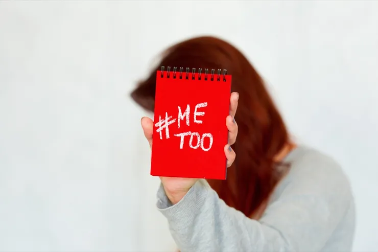 woman showing a note with the text me too